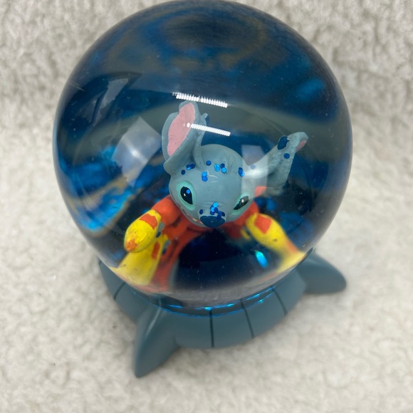 Lilo & Stitch Experiment 626 prison cell snow globe BoxLunch Exclusive 5.5" - Picture 4 of 13
